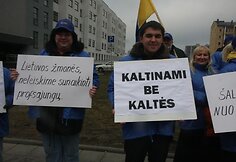 Piketuotojai apgulė teismo rūmus, kur teisiami riau&scaron;ėmis virtusio mitingo organizatoriai 