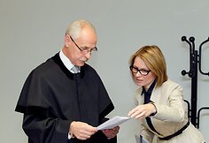 Rezonansinės bylos nagrinejimas: A.Ūso našlė Guoda Ūsienė ir velionio kaltinamojo advokatas Adomas Liutvinskas.