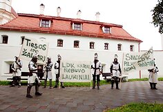 Viduramžių riteriai reikalavo pagarbos istorijai.