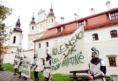 Viduramžių riteriai reikalavo pagarbos istorijai.