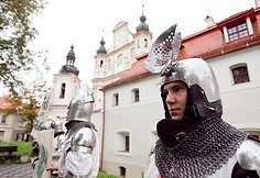 Viduramžių riteriai reikalavo pagarbos istorijai.