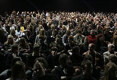 Gausiai susirinkę žiūrovai Teatro arenoje