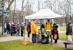 &bdquo;Carito&ldquo; socialinio centro &bdquo;Betanijos&ldquo; darbuotojai ir savanoriai dalino paaukotus miegmai&scaron;ius į Tuskulėnų parką atėjusiems žmonėms