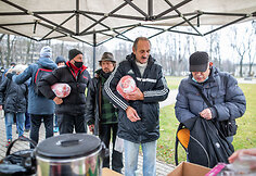 &bdquo;Carito&ldquo; socialinio centro &bdquo;Betanijos&ldquo; darbuotojai ir savanoriai dalino paaukotus miegmai&scaron;ius į Tuskulėnų parką atėjusiems žmonėms