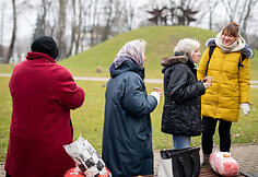 &bdquo;Carito&ldquo; socialinio centro &bdquo;Betanijos&ldquo; darbuotojai ir savanoriai dalino paaukotus miegmai&scaron;ius į Tuskulėnų parką atėjusiems žmonėms