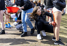 Prie Rusijos ambasados moterys susirinko protestuoti prie&scaron; rusų karių žiaurumą
