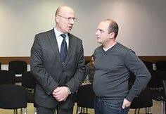 V.Račkauskas (kairėje) noriai bendravo su žurnalistais.