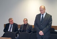 Liudytojai (i&scaron; kairės) A.Stončaitis, A.Matonis, kaltinamasis V.Račkauskas (stovi).   