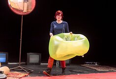Po paskutinio „Shopping and fucking“ spektaklio įvyko rekvizito aukcionas.