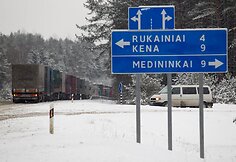 Eilė ties Medininkais Lietuvos pusėje.