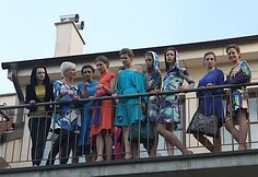 Menininkės tunikų ir rankinių kolekcija pristatyta Užupio Mažojoje Italijoje.