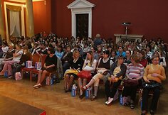 Jau tapo tradicija kasmet gegužės mėnesį į Vilniaus Rotu&scaron;ę pakviesti kūdikių besilaukiančias mamas. 