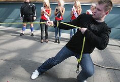 Stipriausias pasaulio žmogus Žydrūnas Savickas pasiekė autobuso traukimo jėgos rekordą. Galiūnas iš vietos išjudino ir nemažą atstumą traukė 17 tonų 300 kilogramų sveriantį autobusą.