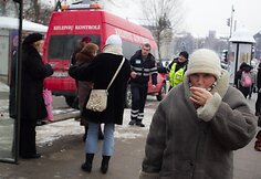 Kontrolieriai karštą arbatą dalino stotelėje prie Žaliojo tilto.
