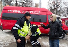 Kontrolieriai karštą arbatą dalino stotelėje prie Žaliojo tilto.