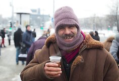 Kontrolieriai karštą arbatą dalino stotelėje prie Žaliojo tilto.