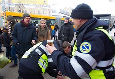 Kontrolieriai karštą arbatą dalino stotelėje prie Žaliojo tilto.