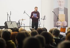 Rolandas Kazlas skaito Kristijoną Donelaitį.