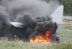 Ketvirtadienį Vilniaus tarptautiniame oro uoste į dangų kilo juodi dūmai – mokomųjų gelbėjimo pratybų metu priešgaisrinė tarnyba imitavo avariją patyrusio krovininio orlaivio gelbėjimo operaciją.