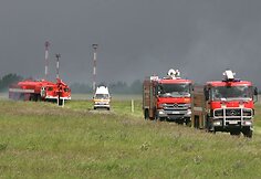 Ketvirtadienį Vilniaus tarptautiniame oro uoste į dangų kilo juodi dūmai – mokomųjų gelbėjimo pratybų metu priešgaisrinė tarnyba imitavo avariją patyrusio krovininio orlaivio gelbėjimo operaciją.