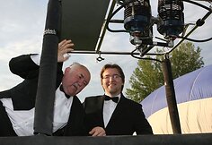 &Scaron;v. Kristoforo kamerinio orkestro artistai, diriguojami prof. Donato Katkaus, i&scaron; pievos prie Tymo turgaus oro balionu pakilo koncertuodami.