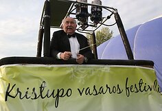 &Scaron;v. Kristoforo kamerinio orkestro artistai, diriguojami prof. Donato Katkaus, i&scaron; pievos prie Tymo turgaus oro balionu pakilo koncertuodami.