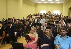 Išgarsėję dainininkai įgijo bakalauro kvalifikacinį laipsnį.