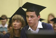 Išgarsėję dainininkai įgijo bakalauro kvalifikacinį laipsnį.