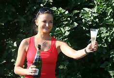 Į Edilijos Šliauderienės gimtadieni susirinko tik artimiausi draugai.