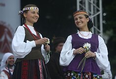 Griausmingomis dainomis, simboliniais fejerverkais, įvairiais tautiniais pasididžiavimais, skirtingomis tarmėmis trečiadienio vakarą aidėjo Katedros aikštė.