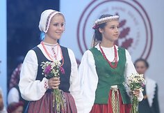 Griausmingomis dainomis, simboliniais fejerverkais, įvairiais tautiniais pasididžiavimais, skirtingomis tarmėmis trečiadienio vakarą aidėjo Katedros aikštė.