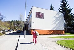 Muzikos mokykla &bdquo;Lyra&ldquo; įsikūrusi vaikų darželio patalpose.