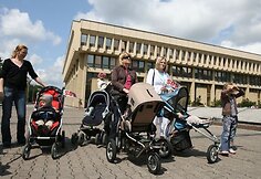 Neproporcingu taupymu pasipiktinusios Aktyvių mamų sambūrio atstovės ketvirtadienį vidurdienį surengė akciją šalia Seimo.