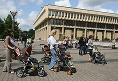 Neproporcingu taupymu pasipiktinusios Aktyvių mamų sambūrio atstovės ketvirtadienį vidurdienį surengė akciją šalia Seimo.
