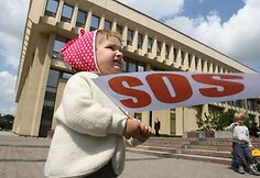 Neproporcingu taupymu pasipiktinusios Aktyvių mamų sambūrio atstovės ketvirtadienį vidurdienį surengė akciją šalia Seimo.