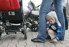 Neproporcingu taupymu pasipiktinusios Aktyvių mamų sambūrio atstovės ketvirtadienį vidurdienį surengė akciją šalia Seimo.
