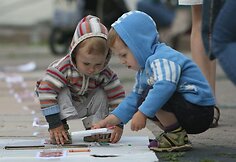 Neproporcingu taupymu pasipiktinusios Aktyvių mamų sambūrio atstovės ketvirtadienį vidurdienį surengė akciją šalia Seimo.