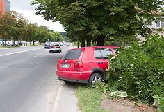 Vilniuje automobilis atsitrenkė į medį