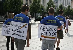 Antradienio vakarą Vilniuje šalia Vyriausybės grupelė liberalaus jaunimo su rožiniais akiniais praeiviams dalino lankstinukus „dėkodami“ Seimui už priimtas Nepilnamečių apsaugos nuo neigiamo viešosios infomacijos įstatymo pataisas.