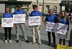 Antradienio vakarą Vilniuje šalia Vyriausybės grupelė liberalaus jaunimo su rožiniais akiniais praeiviams dalino lankstinukus „dėkodami“ Seimui už priimtas Nepilnamečių apsaugos nuo neigiamo viešosios infomacijos įstatymo pataisas.