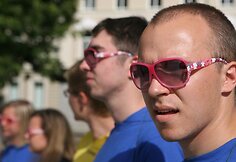 Antradienio vakarą Vilniuje šalia Vyriausybės grupelė liberalaus jaunimo su rožiniais akiniais praeiviams dalino lankstinukus „dėkodami“ Seimui už priimtas Nepilnamečių apsaugos nuo neigiamo viešosios infomacijos įstatymo pataisas.