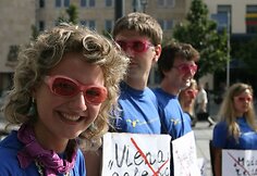 Antradienio vakarą Vilniuje šalia Vyriausybės grupelė liberalaus jaunimo su rožiniais akiniais praeiviams dalino lankstinukus „dėkodami“ Seimui už priimtas Nepilnamečių apsaugos nuo neigiamo viešosios infomacijos įstatymo pataisas.