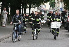 Devyni kovinėmis uniformomis apsirengę ugniagesiai 11 val. ryto dviračiais atvyko į Daukanto aikštę.