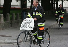 Devyni kovinėmis uniformomis apsirengę ugniagesiai 11 val. ryto dviračiais atvyko į Daukanto aikštę.