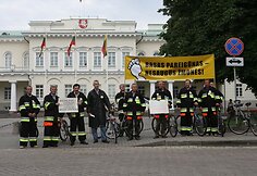 Devyni kovinėmis uniformomis apsirengę ugniagesiai 11 val. ryto dviračiais atvyko į Daukanto aikštę.