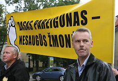 Devyni kovinėmis uniformomis apsirengę ugniagesiai 11 val. ryto dviračiais atvyko į Daukanto aikštę.