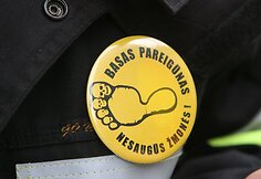 Devyni kovinėmis uniformomis apsirengę ugniagesiai 11 val. ryto dviračiais atvyko į Daukanto aikštę.