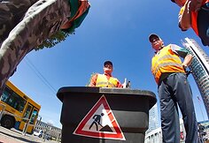 Sostinės kiemsargiai piketavo bijodami negauti algų už savo darbą.