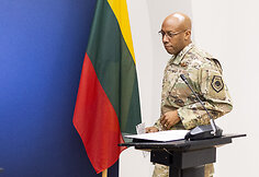 Charles Q. Brown Jr. ir Valdemaras Rup&scaron;ys
