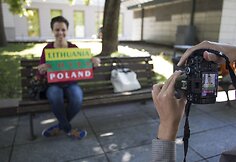 Akcijos dalyviai fotografavosi su plakatu &bdquo;Lietuva myli Lenkiją&ldquo;